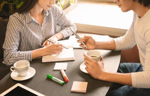 Colleghi che lavorano a distanza su progetti creativi in riunioni informali — Foto Stock