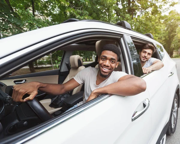 Millennials amigos en coche —  Fotos de Stock