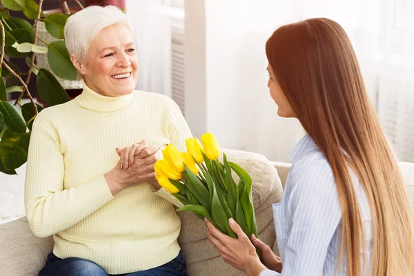 Muttertag. Junge Frau grüßt ihre Mutter — Stockfoto