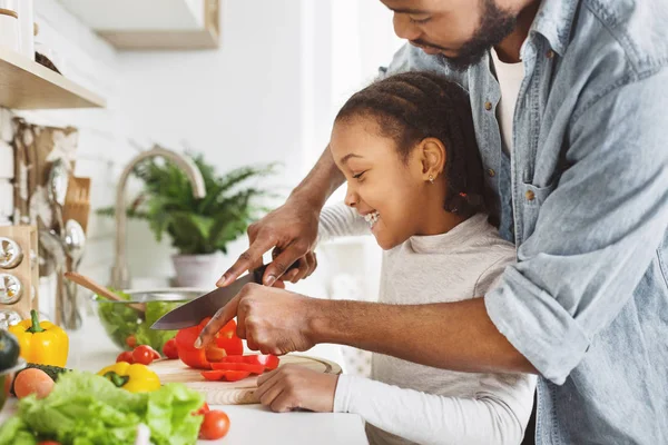 Baba ve kızı birlikte yemek — Stok fotoğraf