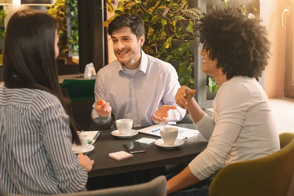 Compañeros alegres discutiendo proyectos de negocios durante la hora del almuerzo —  Fotos de Stock