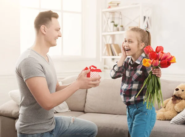 Pai parabenizando filha com presente e flores — Fotografia de Stock
