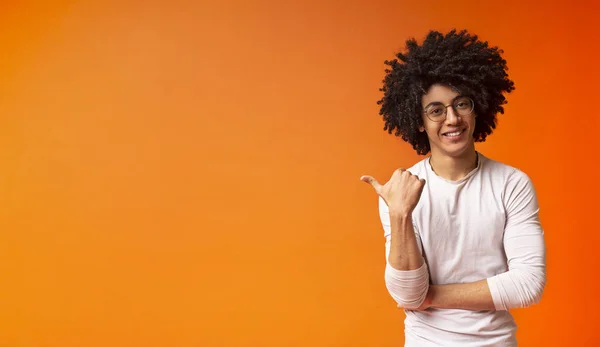 Fiducioso afro-americano nero che punta verso lo spazio libero — Foto Stock