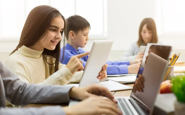 E-learning na escola. Crianças fazendo lição de casa, usando dispositivos — Fotografia de Stock