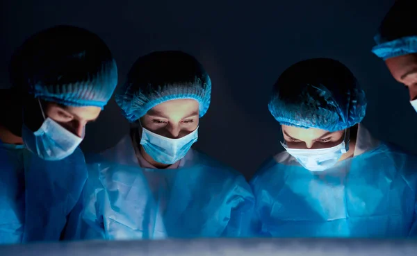 Νεαρή Χειρουργική Ομάδα που εκτελεί την επιχείρηση στο νοσοκομείο — Φωτογραφία Αρχείου