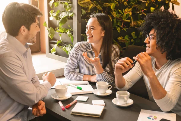 Jovens colegas discutindo projeto e estratégia de marketing no café — Fotografia de Stock