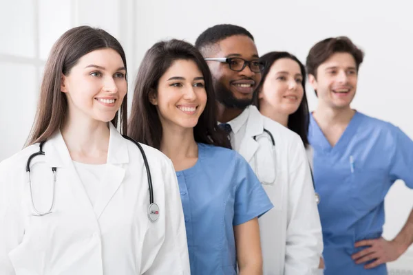 Ομάδα ιατρικών εκπαιδευομένων. Επιτυχημένοι ιατροί στο νοσοκομείο — Φωτογραφία Αρχείου