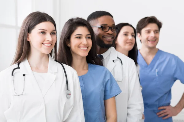 Equipa de Internos Médicos. Praticantes de sucesso no hospital — Fotografia de Stock