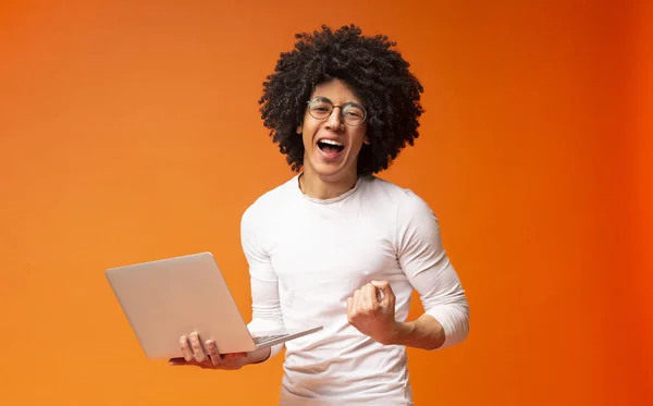 African-american guy enjoying achievement with laptop and screaming — Stock Photo, Image