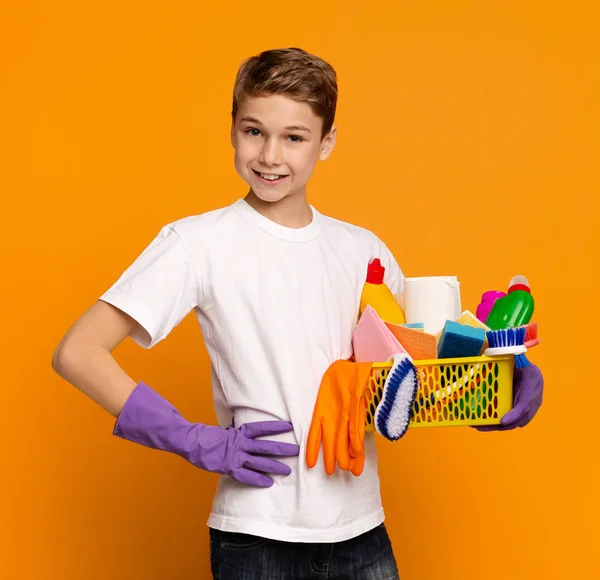 Zelfverzekerde jongen met set detergenten en reinigingsmiddelen — Stockfoto