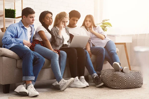 Groupe d'étudiants se préparant aux examens à l'intérieur de l'appartement — Photo