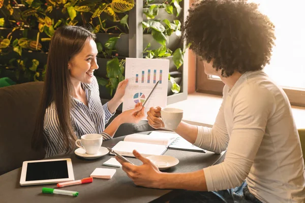 Geschäftsfrau zeigt Investor im Café ihre Idee — Stockfoto