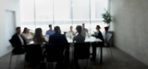 Gente de negocios que tiene reunión o conferencia en la oficina — Foto de Stock