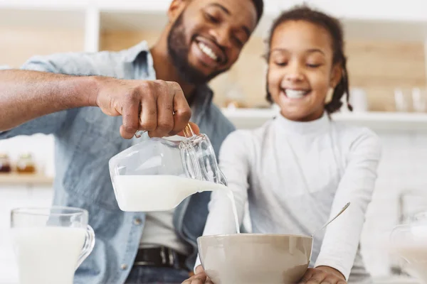 Schattig meisje en haar vader ontbijten — Stockfoto