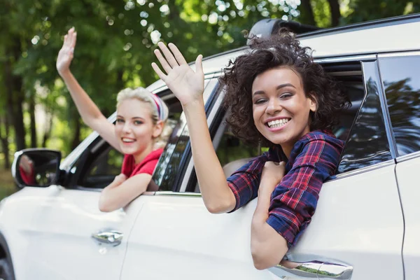 Amigas disfrutando viajar en coche . —  Fotos de Stock