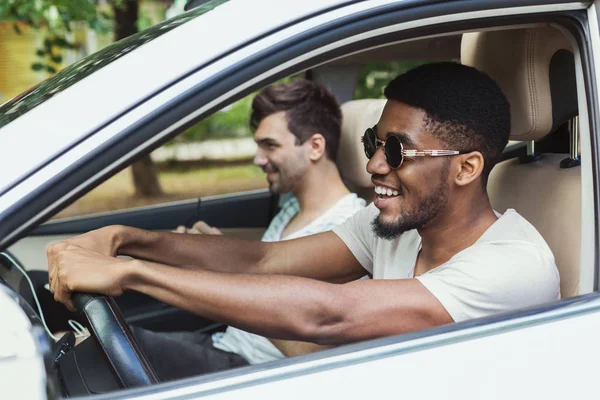 Millennials amigos en coche —  Fotos de Stock