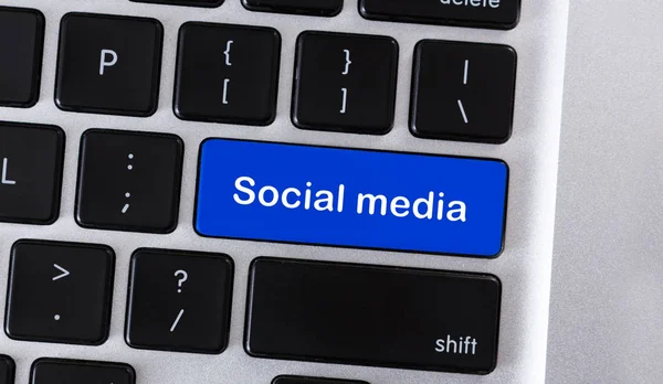 Social Media pulsante blu sulla tastiera del computer — Foto Stock