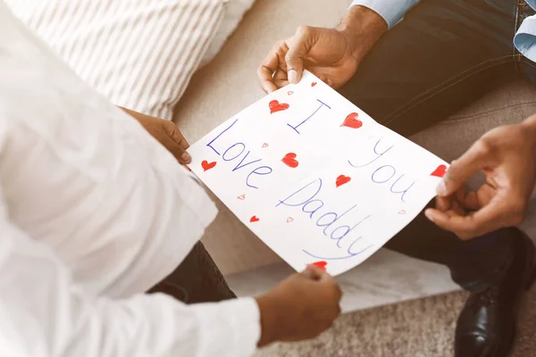 Niña dando postal hecha a mano a padre — Foto de Stock