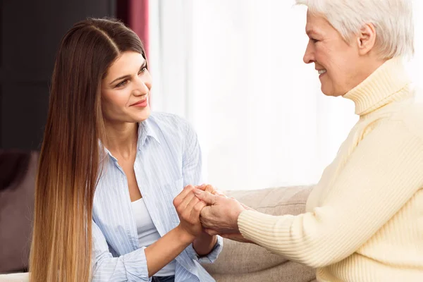 Donna premurosa che sostiene la sua felice madre anziana — Foto Stock