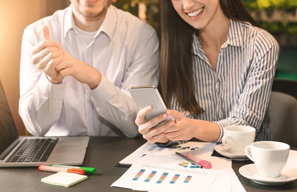 Vrolijke vrouw genieten van demo versie van nieuw project — Stockfoto