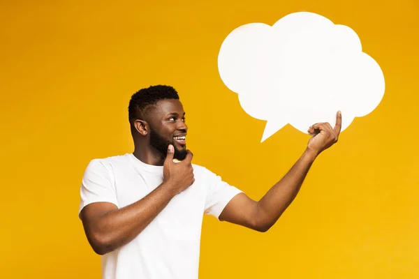 Hombre afroamericano mirando burbuja de habla en blanco —  Fotos de Stock