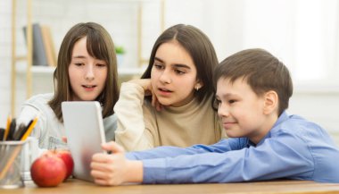 Okulda mola ver. Tablet Bilgisayarda Oynayan Çocuklar