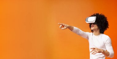 Sanal gerçekliği tecrübe eden Afrikalı genç bir Amerikalı.