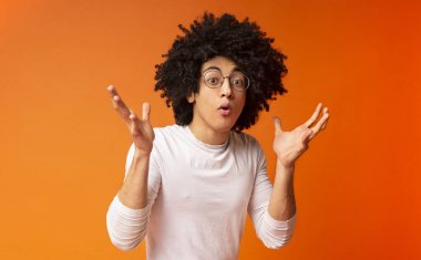 Sürpriz gür bin yıllık adam şaşkınlık içinde gesturing