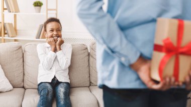 Baba küçük kızı için sürpriz yapıyor, mevcut gizleme