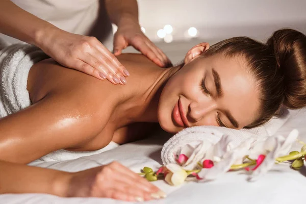 Relajación total. Mujer recibiendo masaje en el centro de spa —  Fotos de Stock