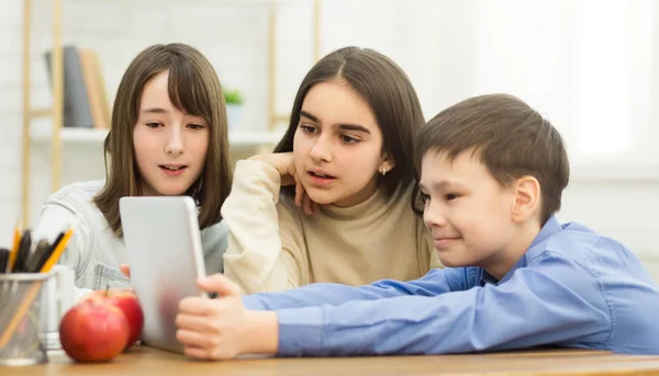 Διάλειμμα στο σχολείο. Παιδιά που παίζουν στον υπολογιστή tablet — Φωτογραφία Αρχείου
