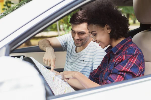 Pareja joven en coche — Foto de Stock