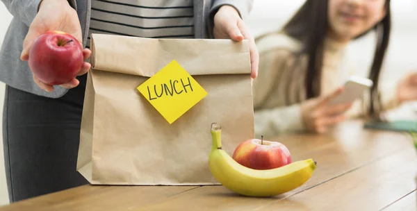 Almoço escolar saudável. Mãe embalagem de alimentos para a filha — Fotografia de Stock