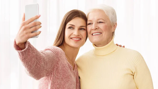 Selfie con mamma. Figlia scattare foto con la madre — Foto Stock