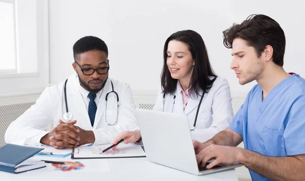 Medizinische Ausbildung. Praktikanten treffen Mentor und machen sich Notizen — Stockfoto