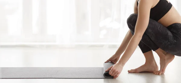 Frau rollt Matte nach Yoga-Training, Panorama — Stockfoto