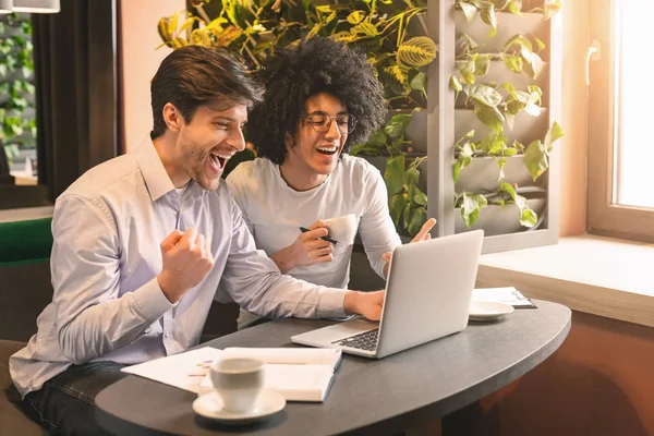 Happy millennial homens olhando para laptop desfrutando de grandes notícias — Fotografia de Stock