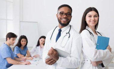 Beyaz Önlüklü İki Doktor Konferansta Kameraya Poz