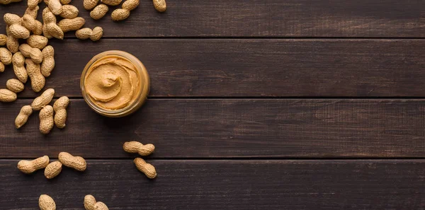 Schüssel Erdnussbutter und Erdnüsse — Stockfoto