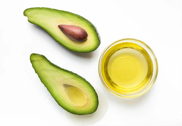 Verse avocado en olie op wit — Stockfoto