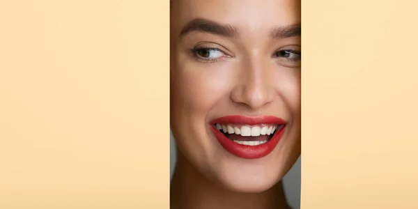 Mulher com sorriso perfeito e lábios vermelhos olhando para o buraco — Fotografia de Stock