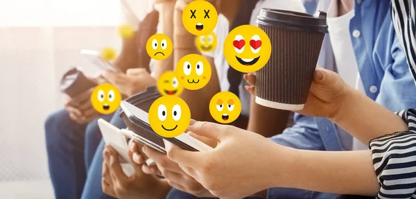 Socialt koncept. Vänner skickar emojis chattar på telefoner — Stockfoto
