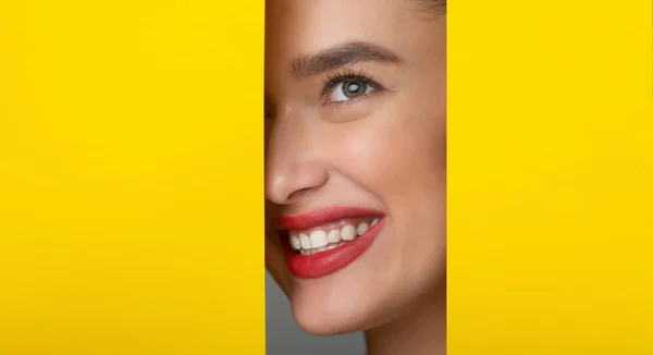 Chica con labios rojos mirando en el agujero en papel amarillo —  Fotos de Stock