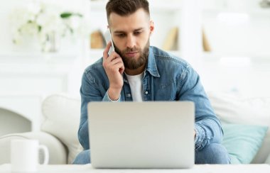 Online İş. Freelancer Evde Laptop On Çalışma