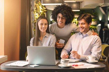 Bin yıllık iş ekibi kafede proje için fikirleri tartışıyor