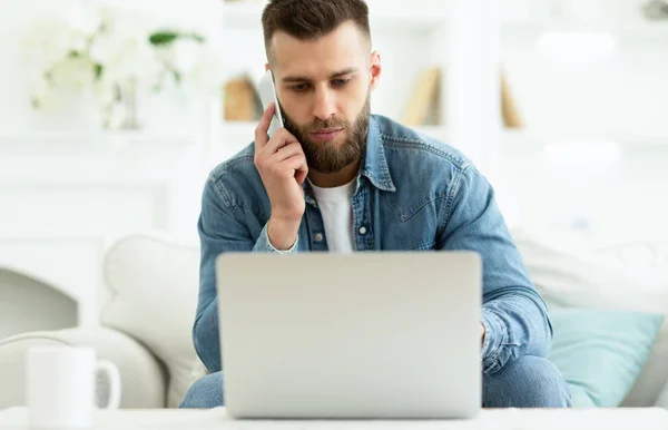 Negocios en línea. Freelancer trabajando en el ordenador portátil en casa — Foto de Stock