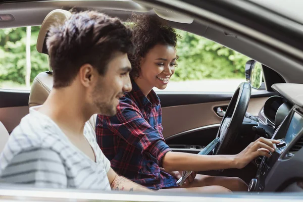 Millennials paar in auto — Stockfoto