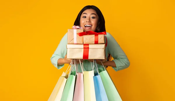 Prodej celkem. Dívka s nákupními taškami a krabic — Stock fotografie