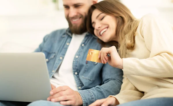 オンラインショッピング。ラップトップとクレジットカードを使用して幸せなカップル — ストック写真