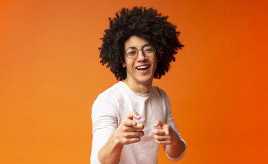 Flört eden siyah adam iki eliyle kamerayı işaret